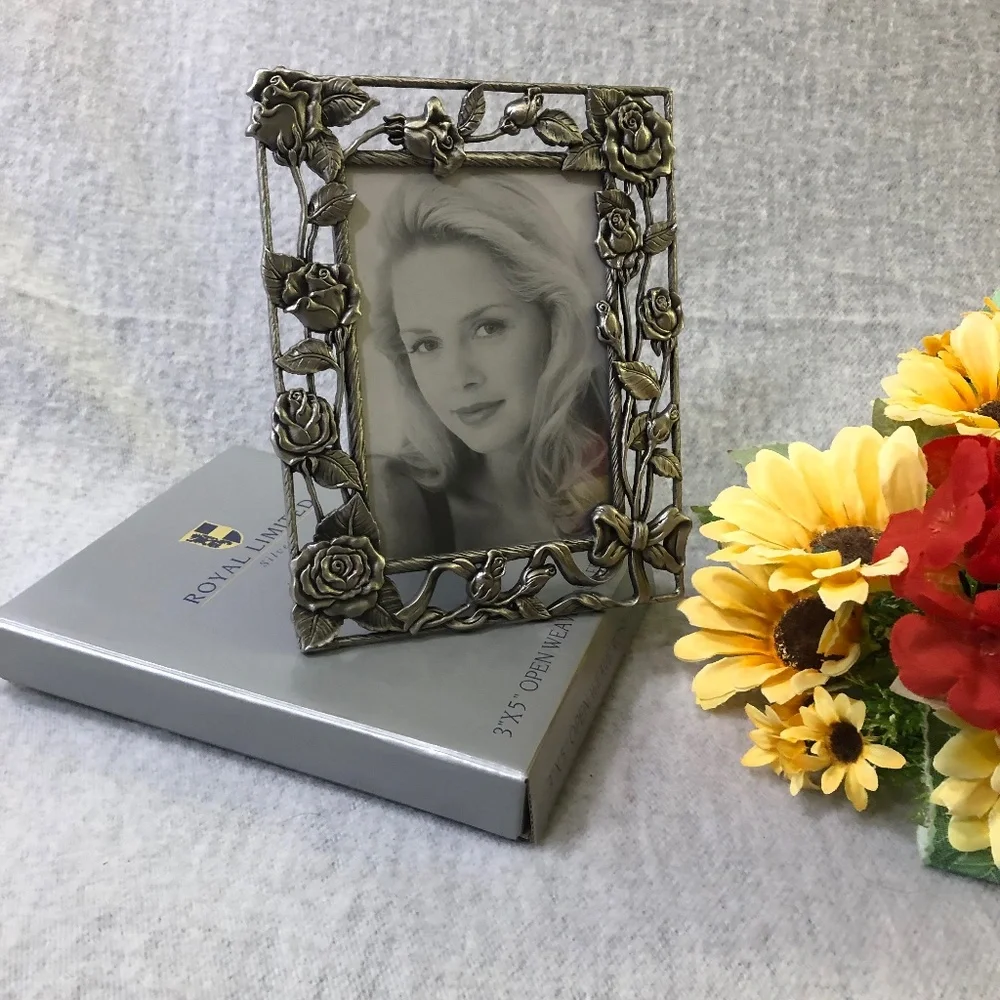 NWT - Silver Open Weave Rose Frame